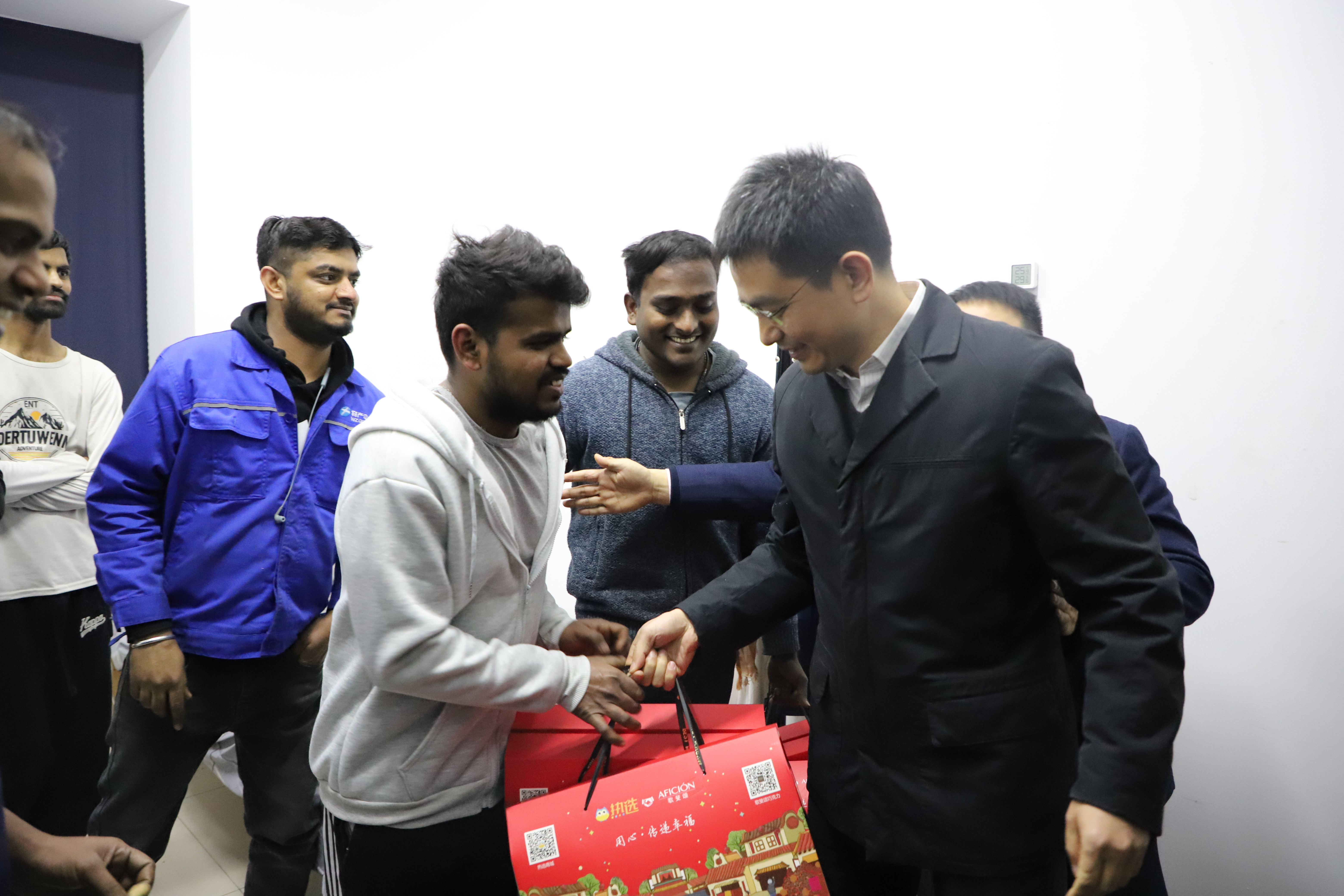 中大實(shí)業(yè)集團(tuán)董事長(zhǎng)朱清波、元通線纜公司董事長(zhǎng)楊兆文 一行到特纜公司開展“春節(jié)送溫暖”活動(dòng)